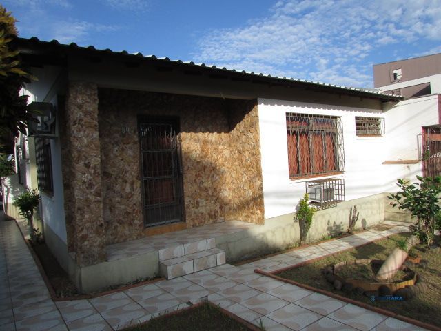 Casa térrea, com 3 dormitórios, 1 suíte, no bairro Nonoai.