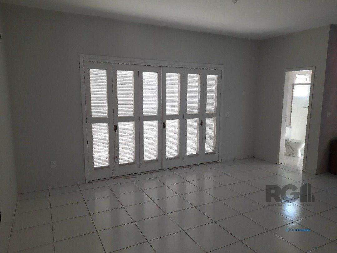 Oportunidade Imperdível: Prédio com 4 Apartamentos, Pátio e 2 Vagas de Garagem