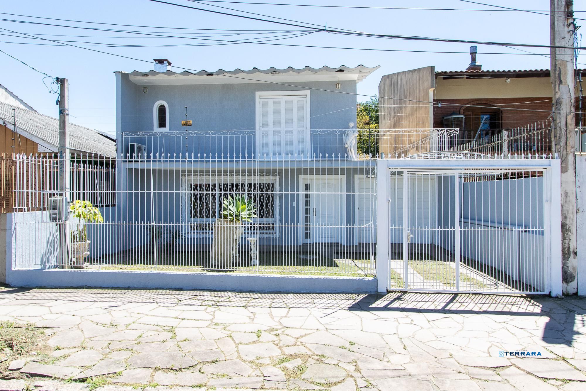 Casa de alvenaria, com 3 quartos, 1 suíte e 3 vagas de garagem.