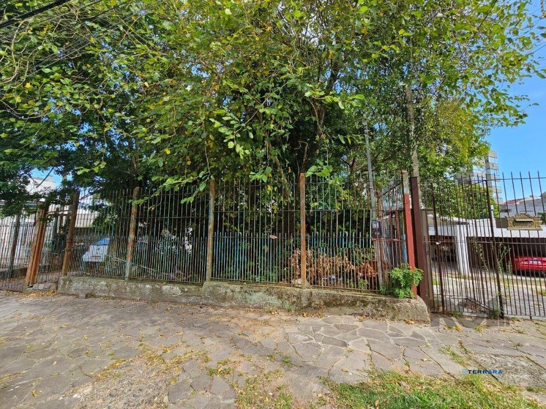 Terreno plano de 426 m², localizado na Rua Padre João Batista Reus,