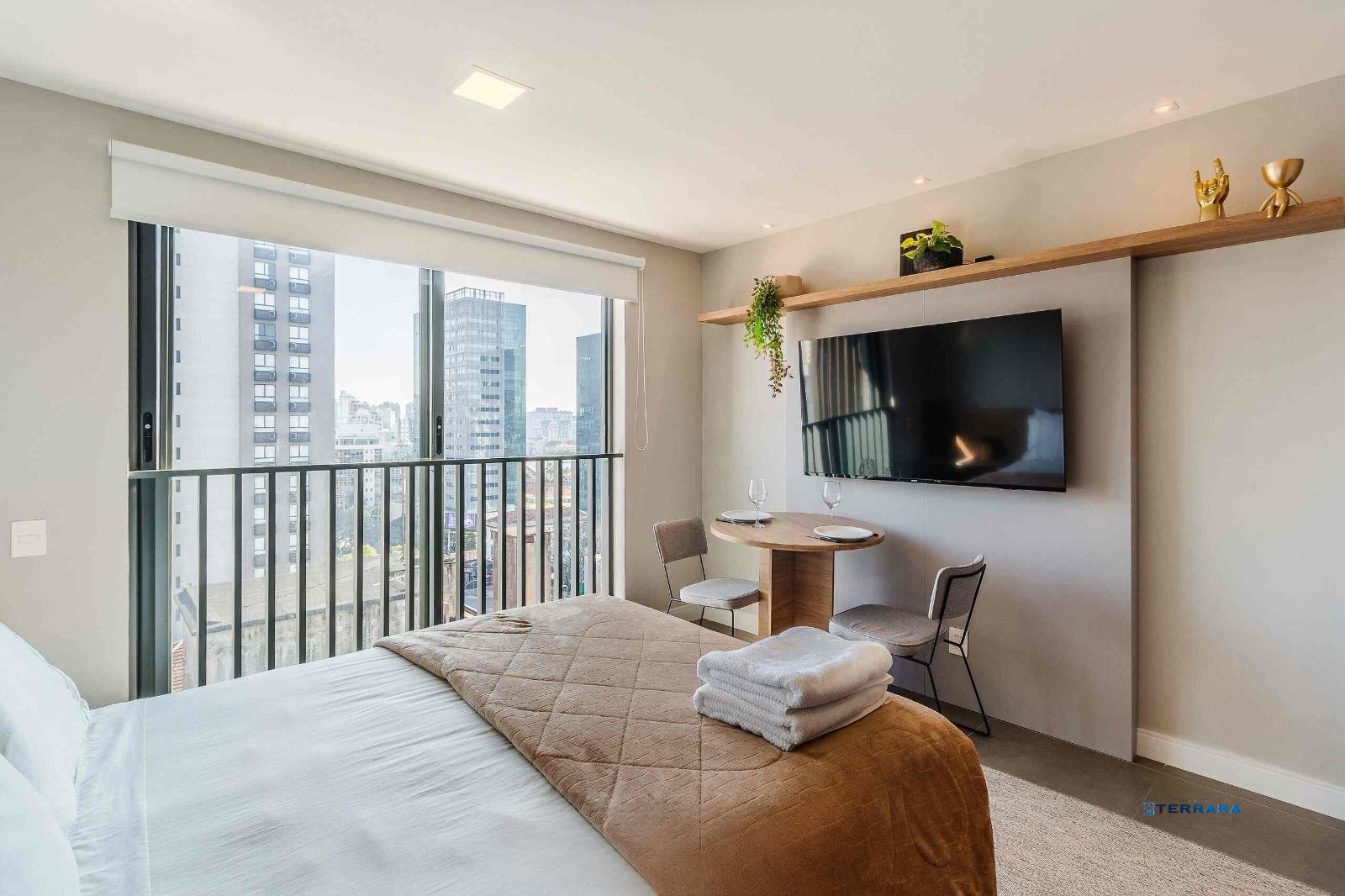 Studio de alto padrão construtivo mobiliado no bairro Moinhos de Vento, planta de 24,25 m² privativos com porcelanato, forro em gesso e aberturas em alumínio com vidros duplos.