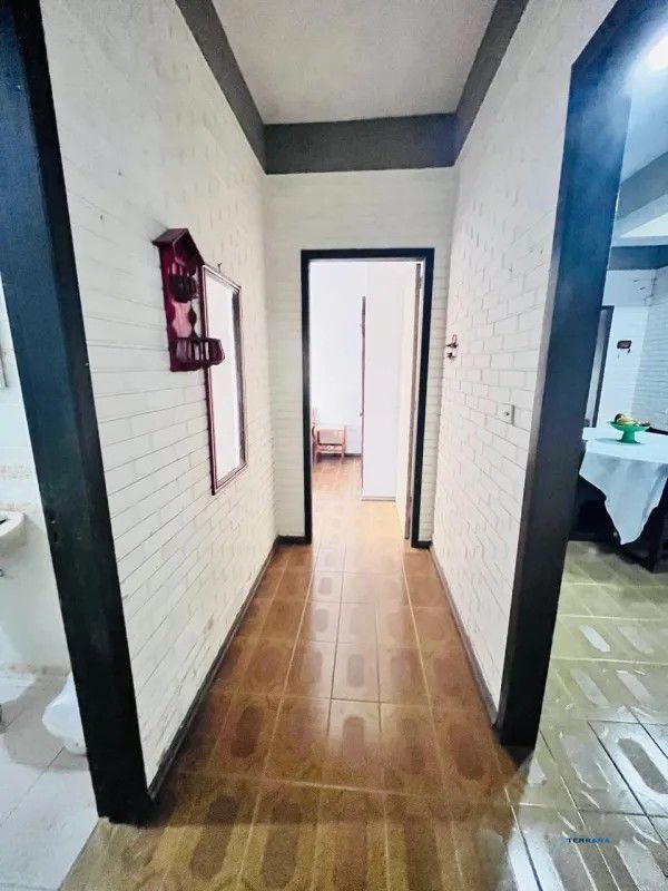 corredor para os quartos de baixo