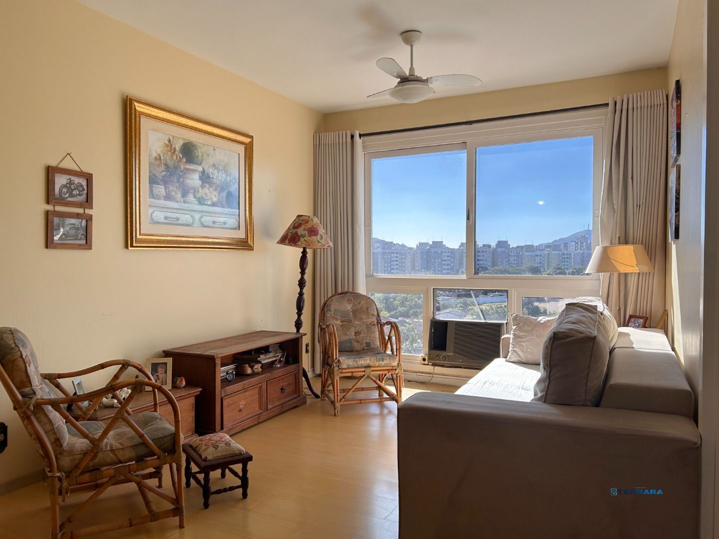 Lindo apartamento semi-mobiliado, 2 quartos, sacada e 1 vaga escriturada - Bairro Camaquã