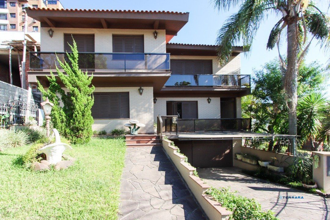 Casa a venda com 03 dormitórios, living 03 ambientes com vista para o Rio.