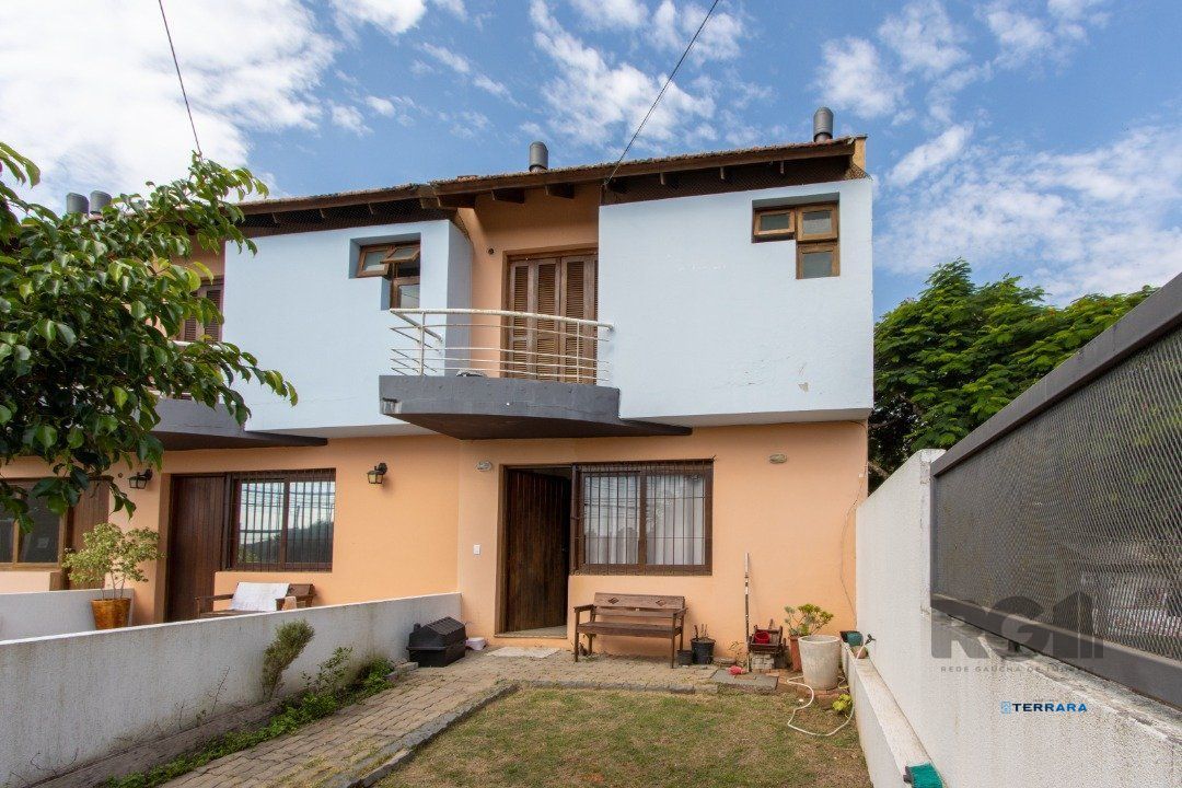 Excelente oportunidade de casa à venda em condomínio fechado no Reserva Guarujá, localizado na Avenida da Serraria em Porto Alegre.