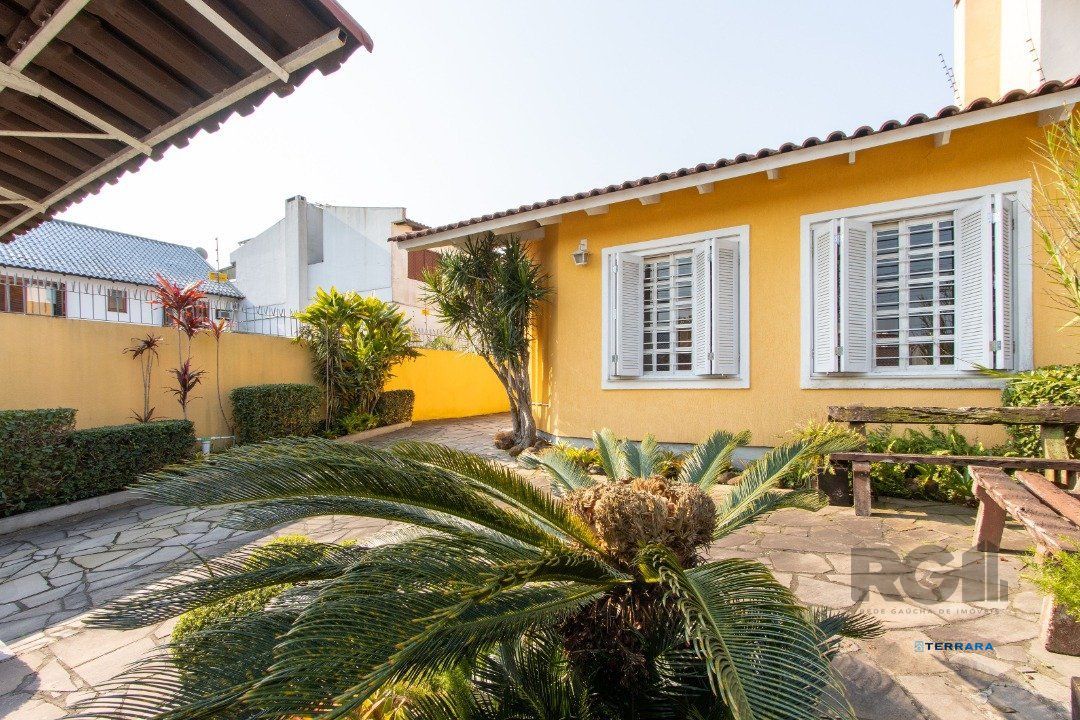 Casa para Venda - 254m², 4 dormitórios, sendo 3 suites, 5 vagas - Espirito Santo