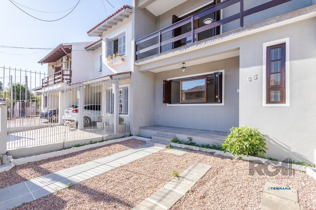 Casa 103m² - 3 dormitórios, 1 suíte, piscina, 2 vagas no bairro Hípica