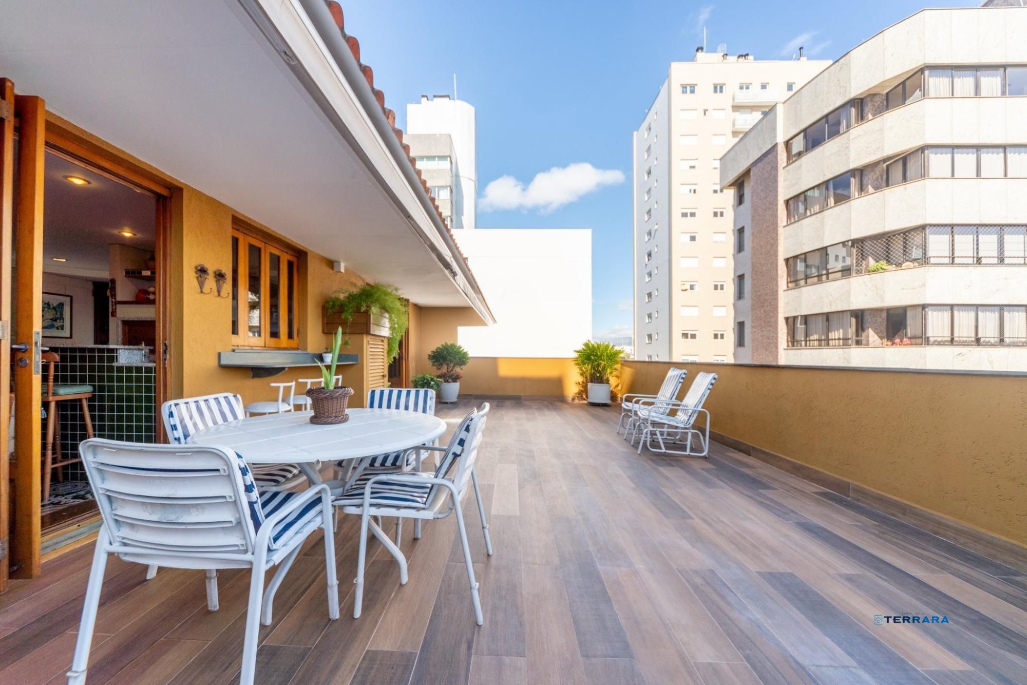 Cobertura com 206m², 3 dorm, Petrópolis e 2 vagas