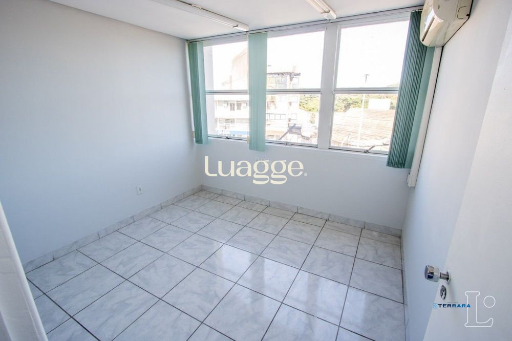 Sala comercial com 22m² de área privativa, frente, piso cerâmico, equipada com lavabo e ar-condicionado split