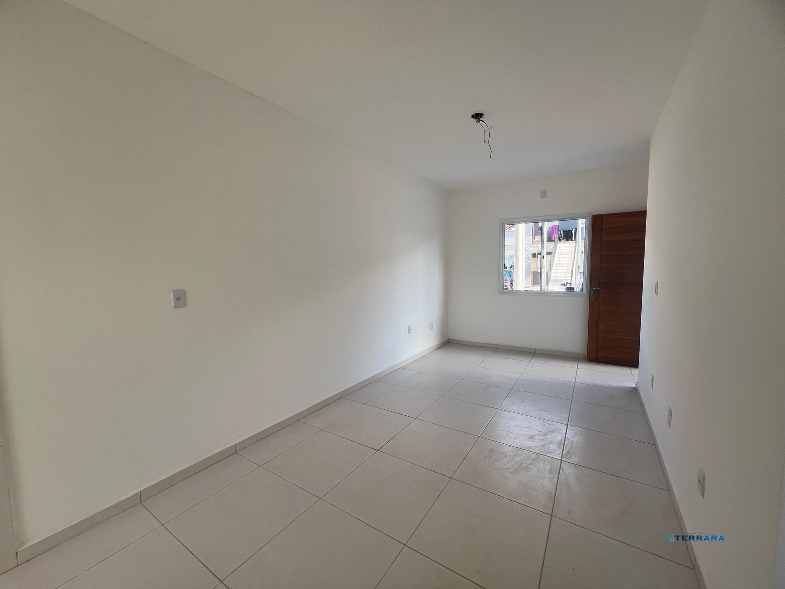 Casa com 2 dormitórios, banheiro social e pátio