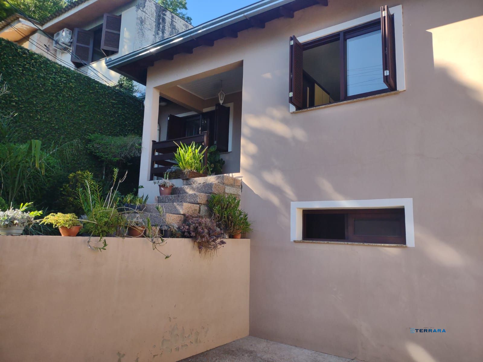 Casa com 4 quartos, suíte, piscina, lareira, churrasqueira em um terreno de 616m².