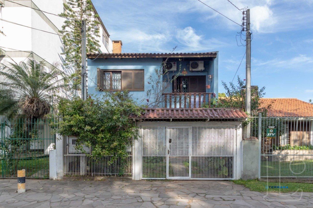 Sobrado para Venda - 241m², 4 dormitórios, sendo 1 suites, 1 vaga - Camaquã