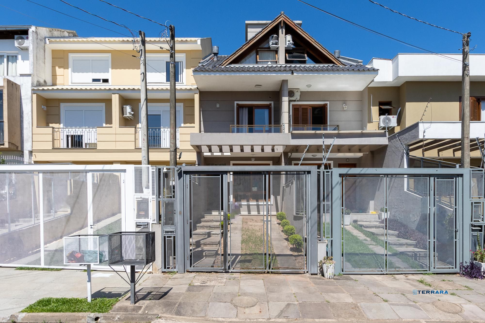 Casa para Venda - 135.78m², 3 dormitórios, sendo 3 suites, 1 vaga - Guarujá