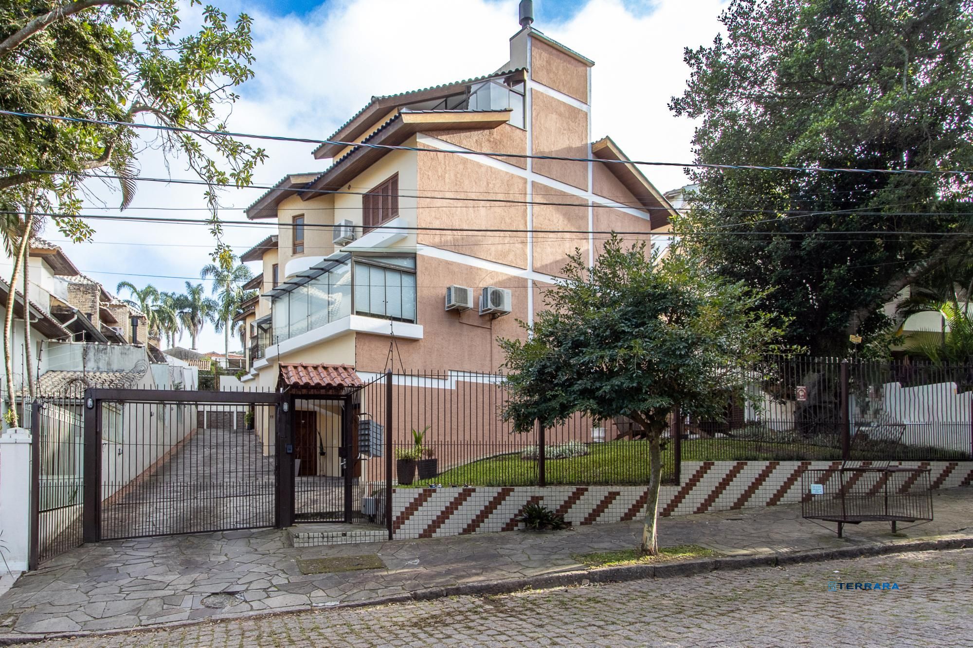 Casa em condominio Zona Sul, desocupada