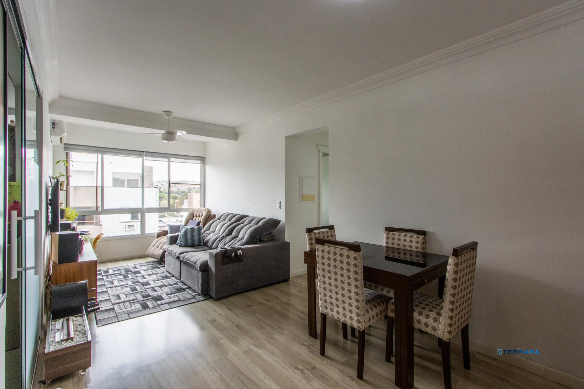 Apartamento de 2 quartos, living para 2 ambientes, cozinha com churrasqueira e 1 vaga de garagem coberta.