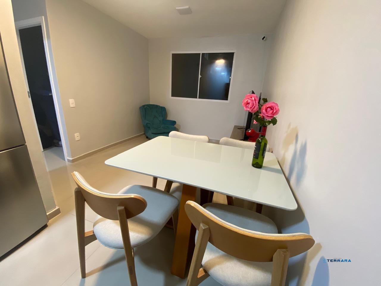 Apartamento de 2 dormitórios, 1 banheiro e 1 vaga.