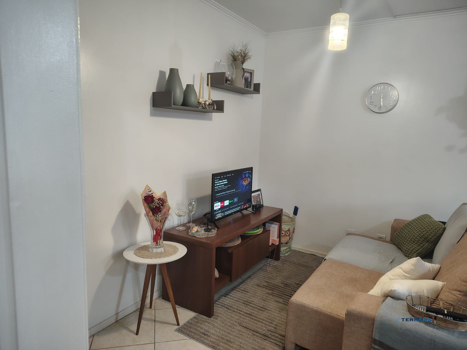 Apartamento de 2 quartos, living para 2 ambientes, banheiro social e 1 vaga escriturada.