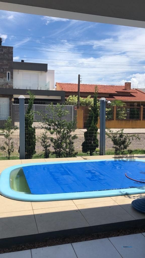 Casa em Atântida Sul de 3 dormitórios, piscina, 4 Vagas garagem a 2 quadras do mar