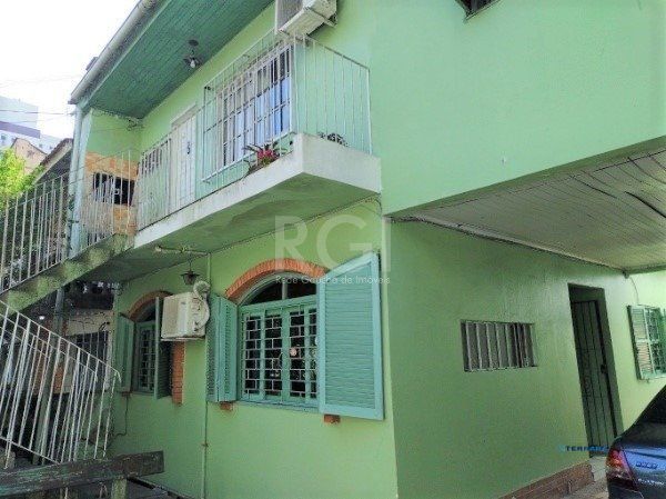 Casa sobrado no bairro Petrópolis de 4 dormitórios