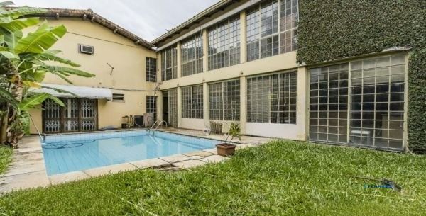 Casa sobrado no bairro Auxiliadora de 5 dormitórios e 4 vagas