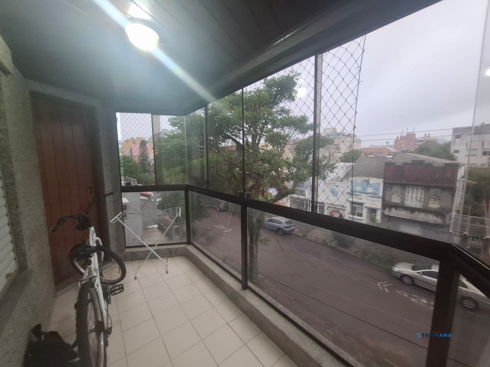 Apartamento para venda, composto por 2 dormitórios sendo 1 suíte, living com sacada integrada e 1 vaga de garagem coberta.