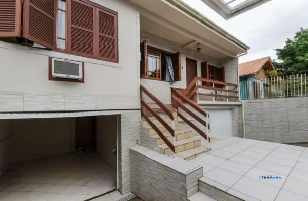 Casa / sobrado no bairro Jardim Itu de 3 dormitórios e pátio com piscina