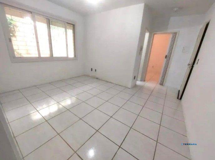 Apartamento térreo no Menino Deus de 1 dormitório com pátio DESOCUPADO