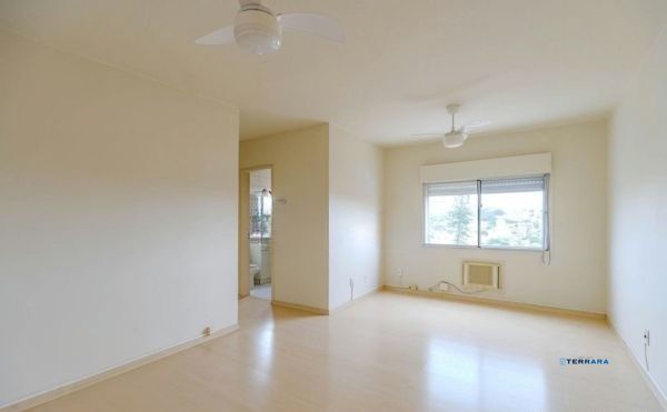 Apartamento na Medianeira de 2 dormitórios e vaga DESOCUPADO