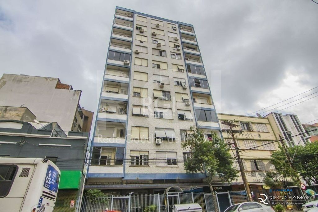 Apartamento JK na Cidade Baixa reformado andar alto