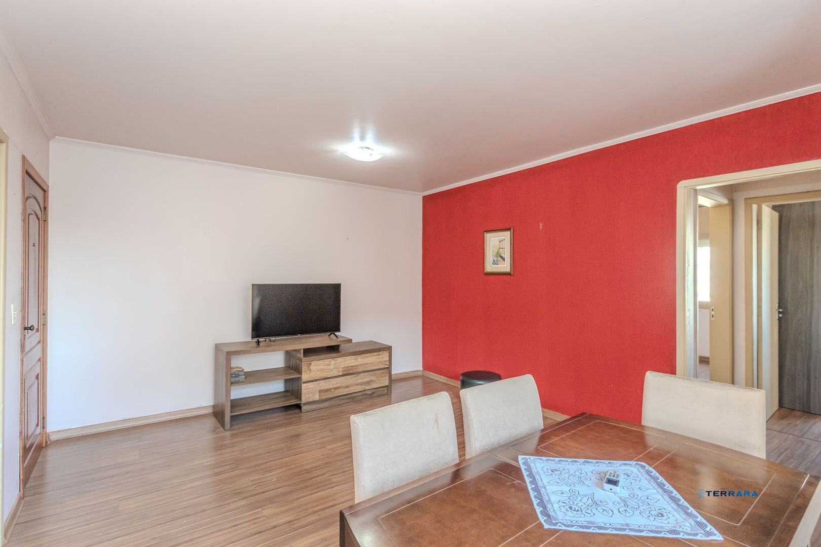Apartamento de 2 dormitórios com dependência e vaga no bairro Santana DESOCUPADO