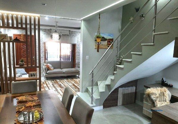 Sobrado triplex no Partenon de 3 dormitórios e 2 vagas