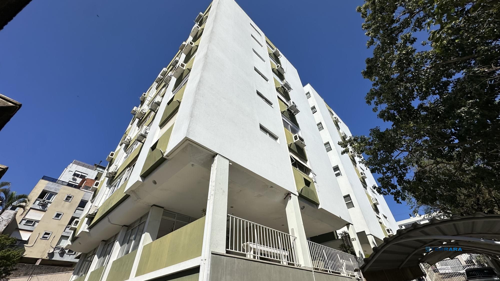 Apartamento com 2 dormitórios, dependência, elevador e vaga coberta na Mariland