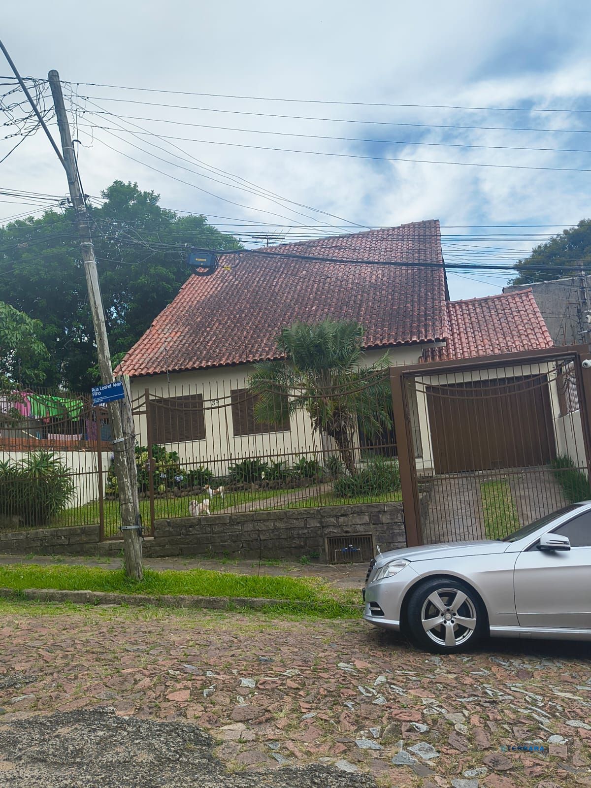 Casa com 03 dormitórios, 01 suíte e 02 vagas de garagem