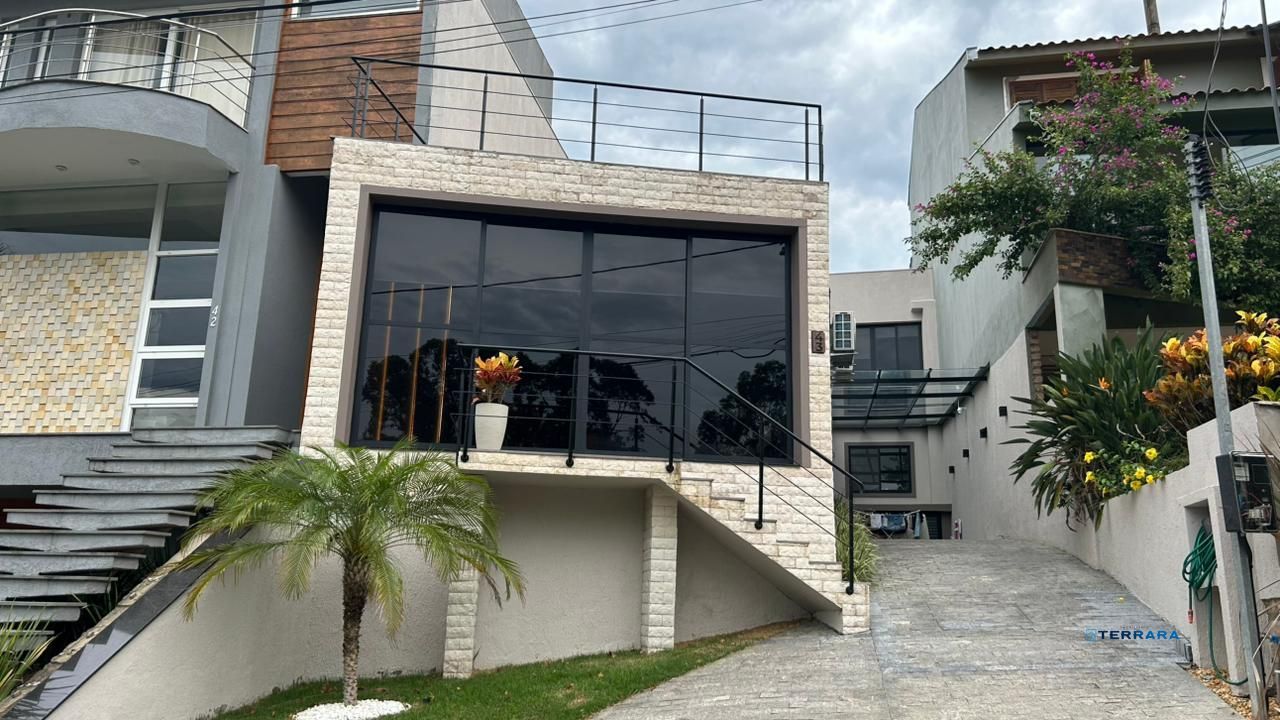 Casa em condomíninio mobiliada, com 3 suítes.