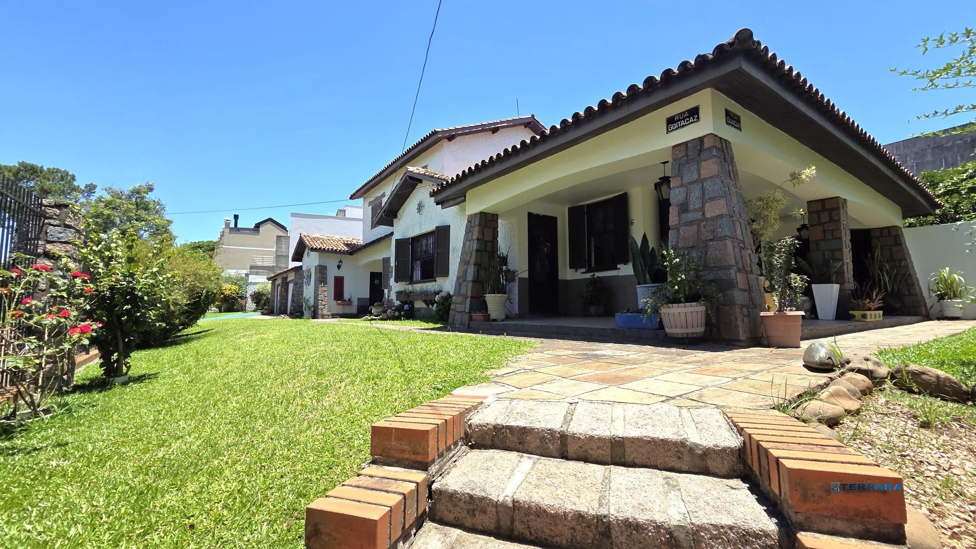 Belíssima casa de esquina, em estilo colonial com 277m2 de área privativa, terreno com 1014m2, 4 dormitórios e 3 suítes.