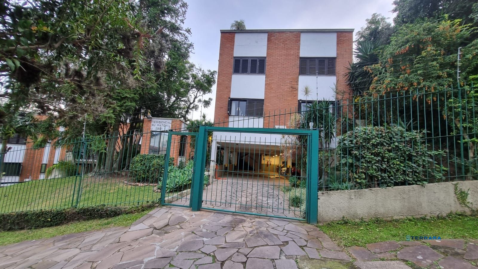 Ótimo apartamento Garden, 3 dormitórios, 1 suíte, lareira, sacada, no bairro Cristal.
