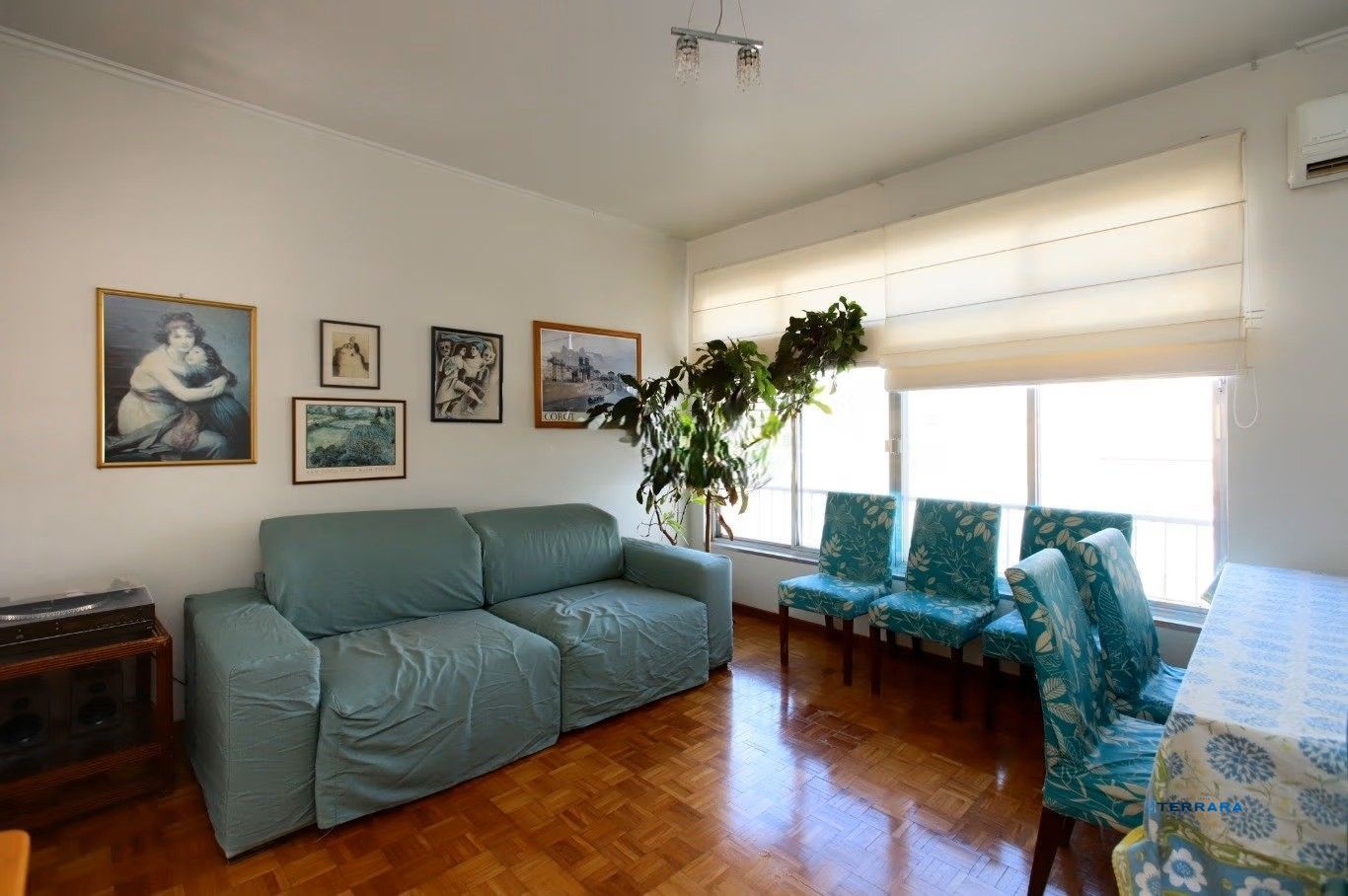 Amplo apartamento de 130m² privativos no Centro Histórico de Porto Alegre.