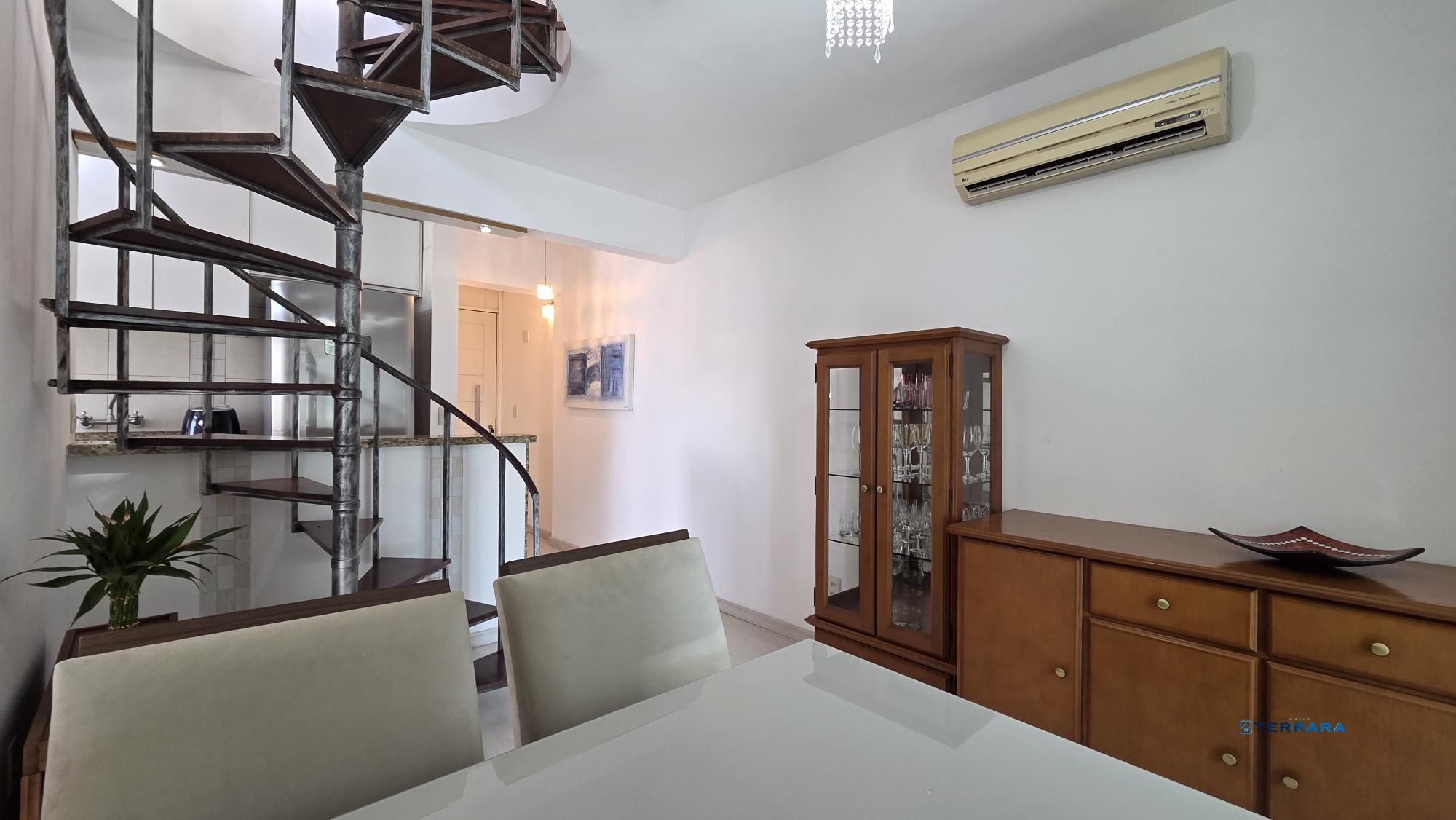 Cobertura duplex com 2 dormitórios e 1 vaga de garagem no bairro Menino Deus – 108,7 m² privativos