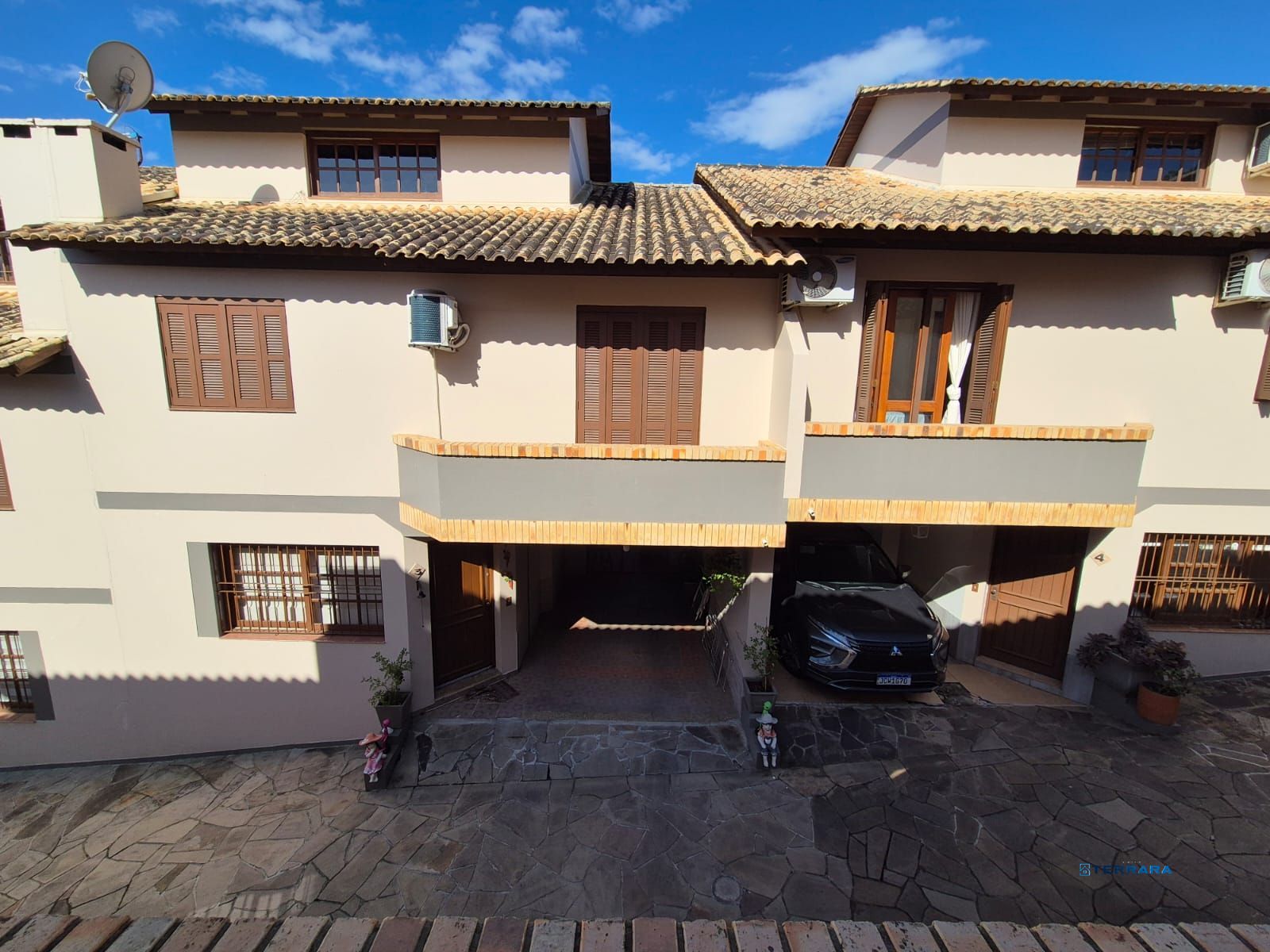 Casa em condomínio com piscina privativa.