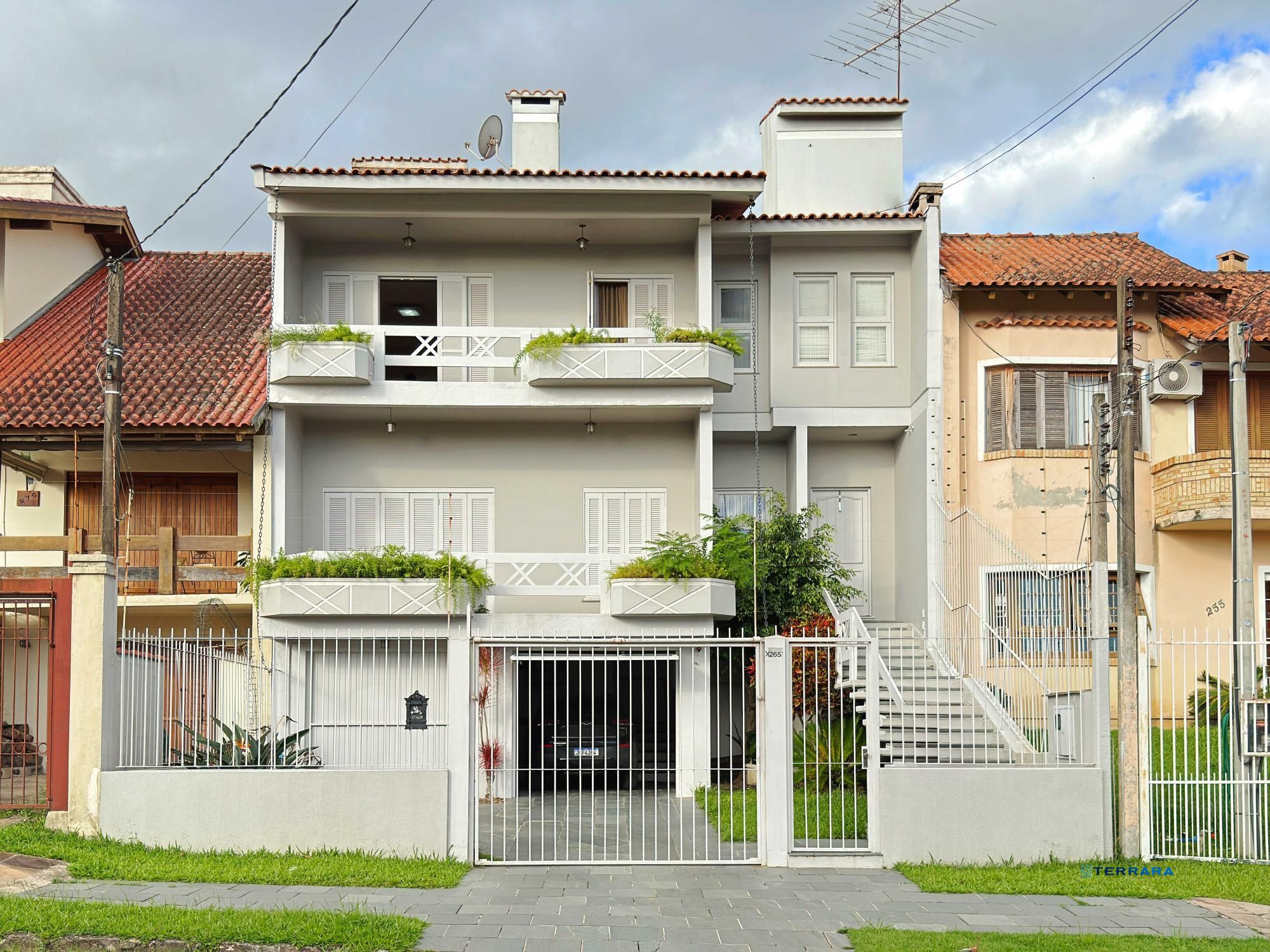 Linda residência estilo sobrado construída nos altos do bairro Ipanema