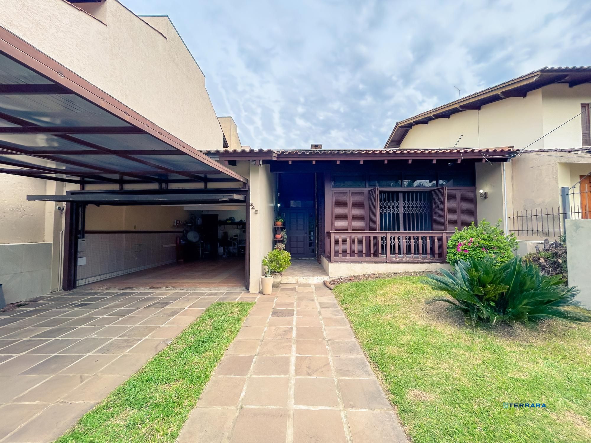 " Oportunidade" Linda Casa com 4 dormitórios, piscina, lareira e Salão de festas semimobiliada  Bairro Vila assunção