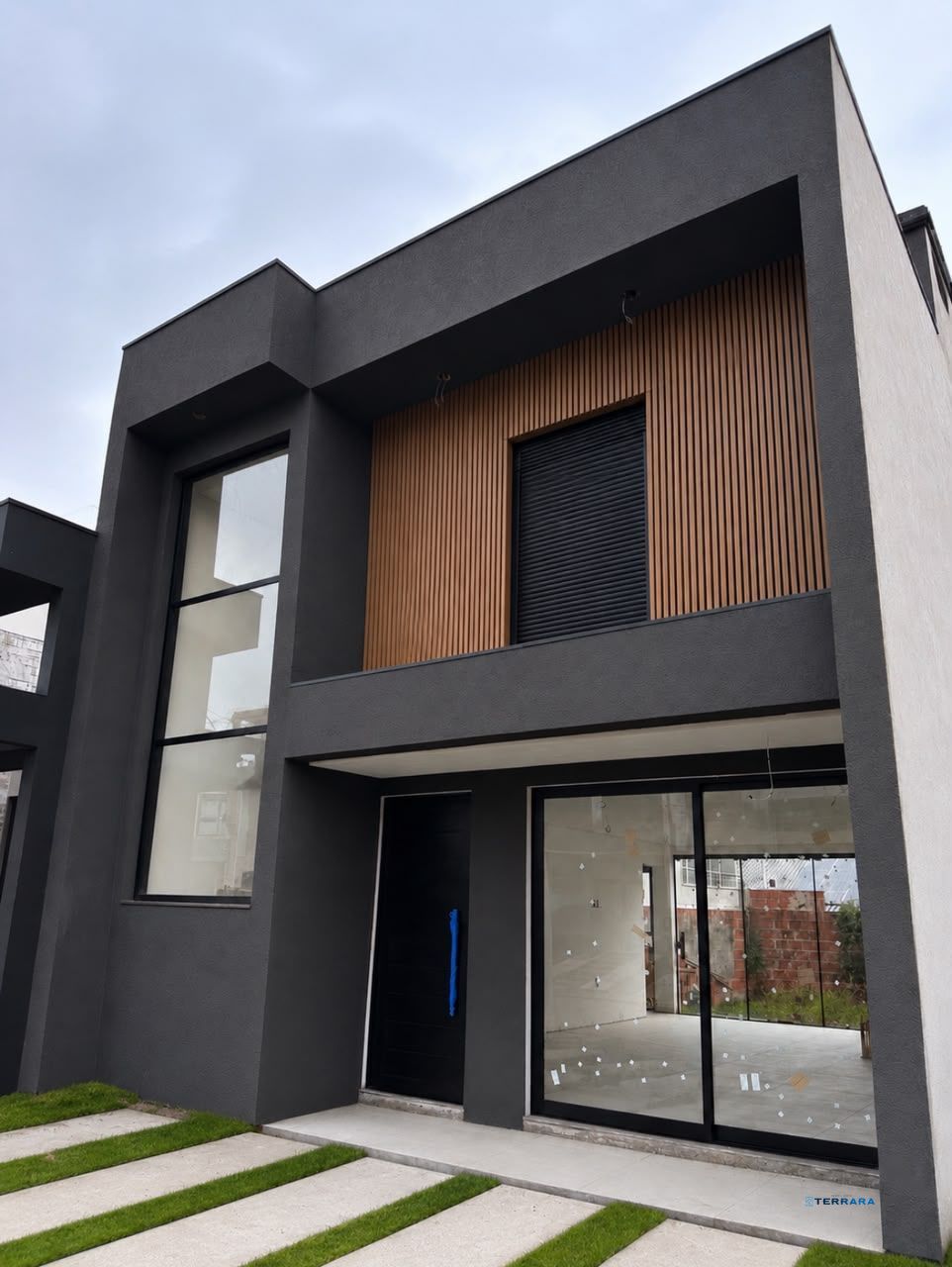 Casa Moderna com Piscina Privativa e 3 Quartos em Condomínio Fechado
