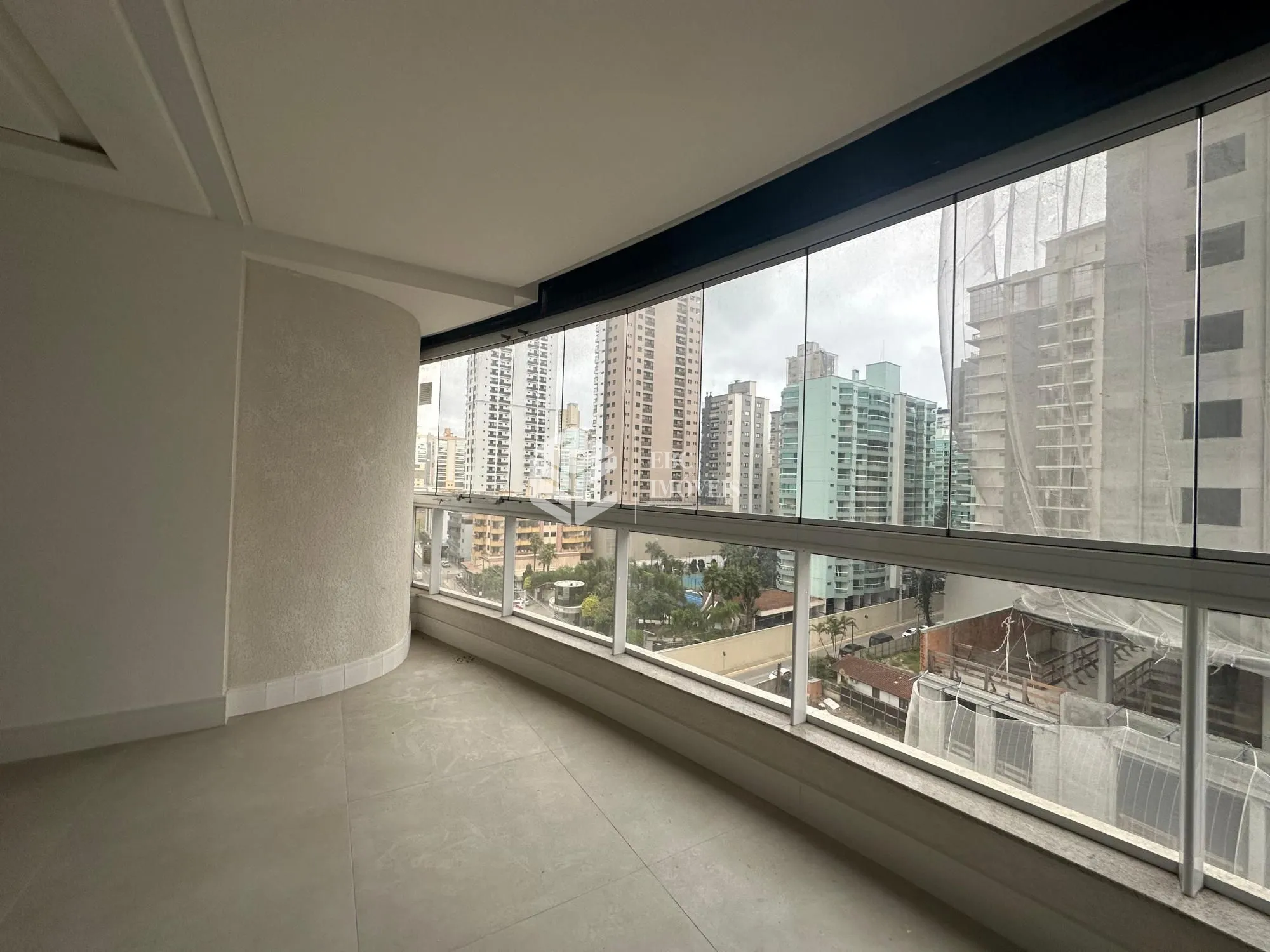 Apartamento à venda  no Meia Praia - Itapema, SC. Imóveis