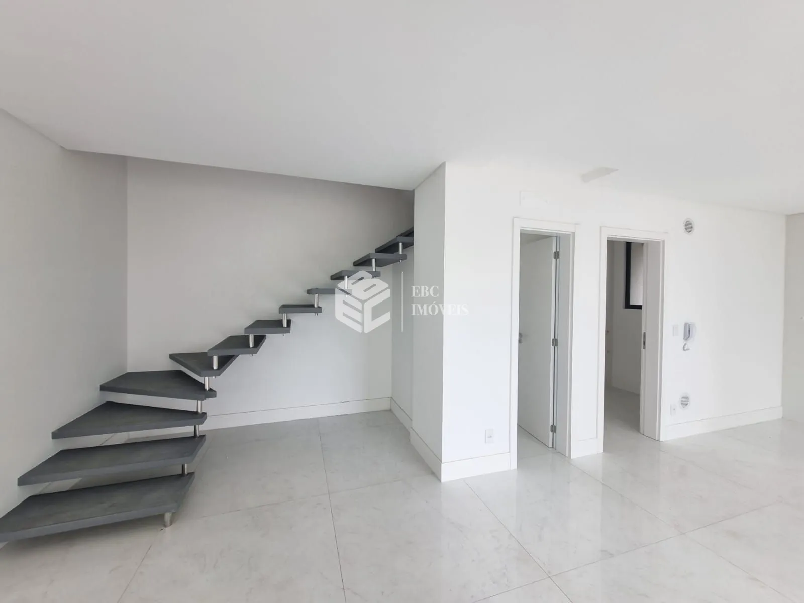 Apartamento com 3 Dormitórios à venda, 135 m² por R$ 2.350.000,00 Apartamento com 3 Dormitórios à venda, 135 m² por R$ 2.350.000,00