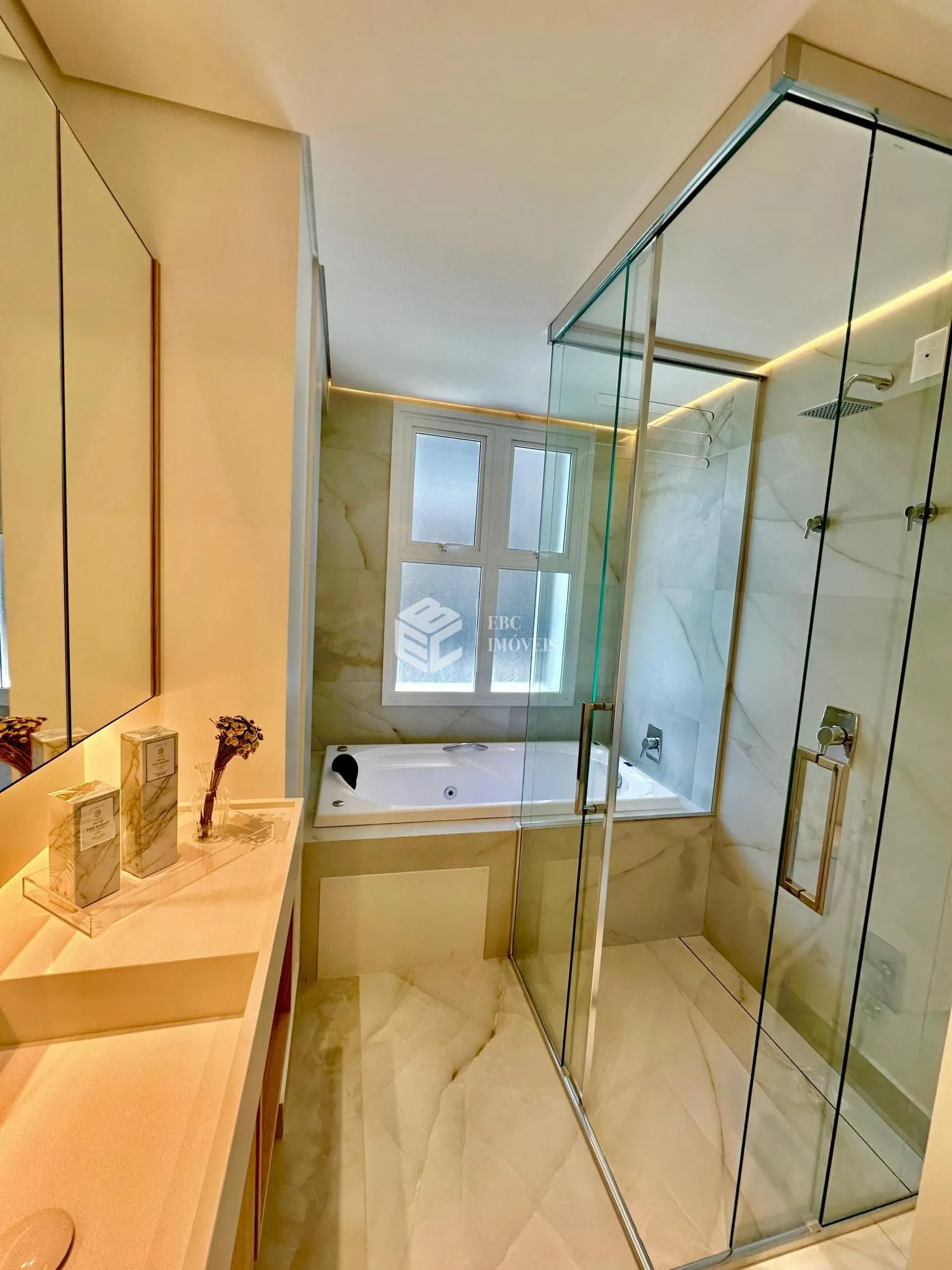 Apartamento com 3 Dormitórios à venda, 185 m² por R$ 7.143.240,00 Apartamento com 3 Dormitórios à venda, 185 m² por R$ 7.143.240,00