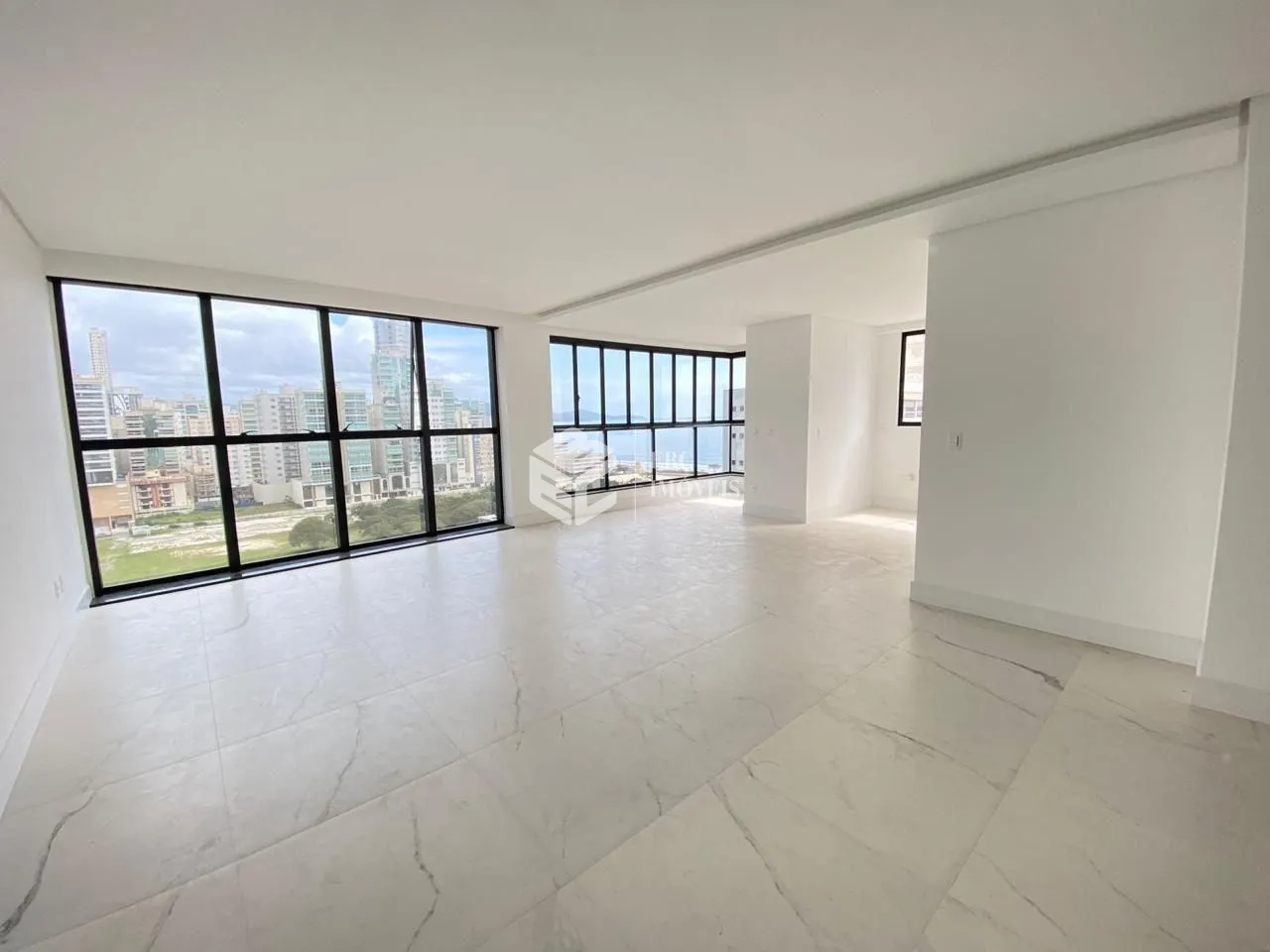 Apartamento à venda  no Meia Praia - Itapema, SC. Imóveis