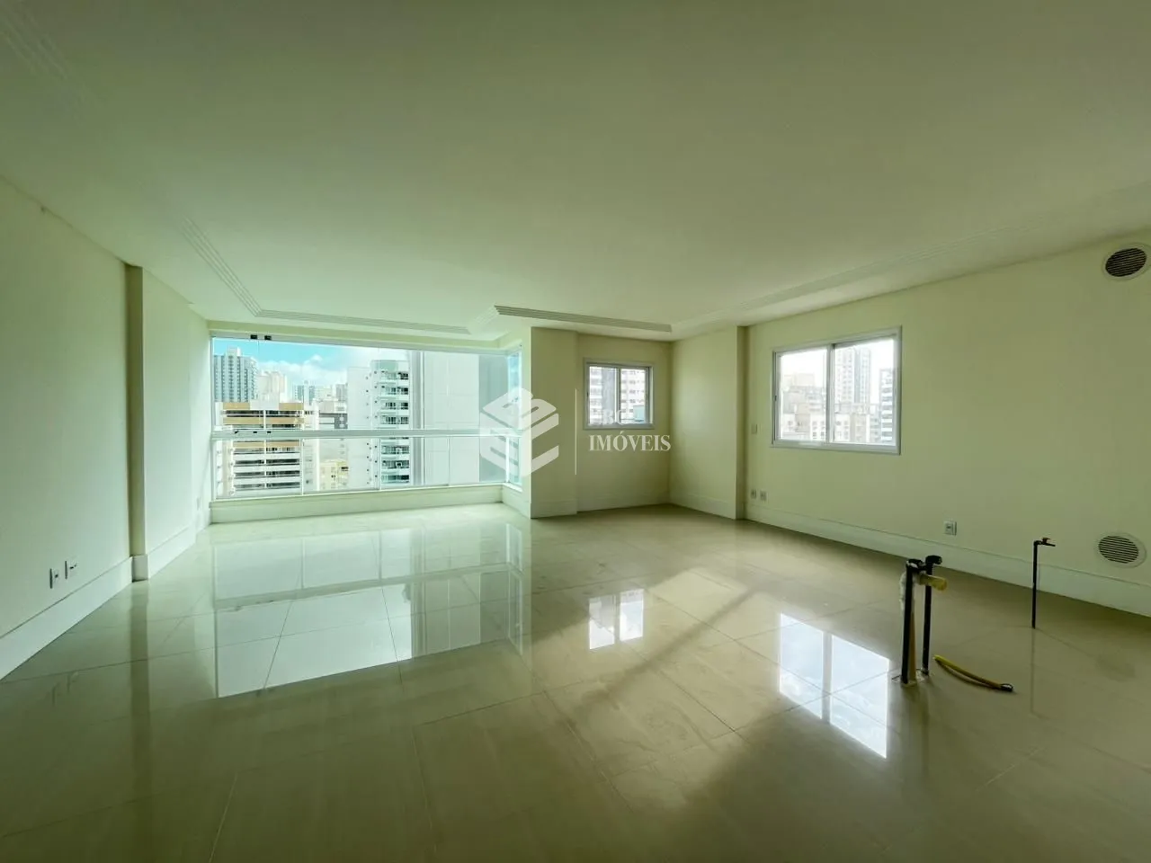 Apartamento com 3 Dormitórios à venda, 136 m² por R$ 2.400.000,00 Apartamento com 3 Dormitórios à venda, 136 m² por R$ 2.400.000,00