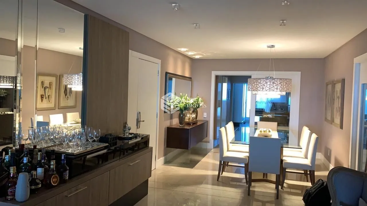 Apartamento com 4 Dormitórios à venda, 243 m² por R$ 11.900.000,00 Apartamento com 4 Dormitórios à venda, 243 m² por R$ 11.900.000,00