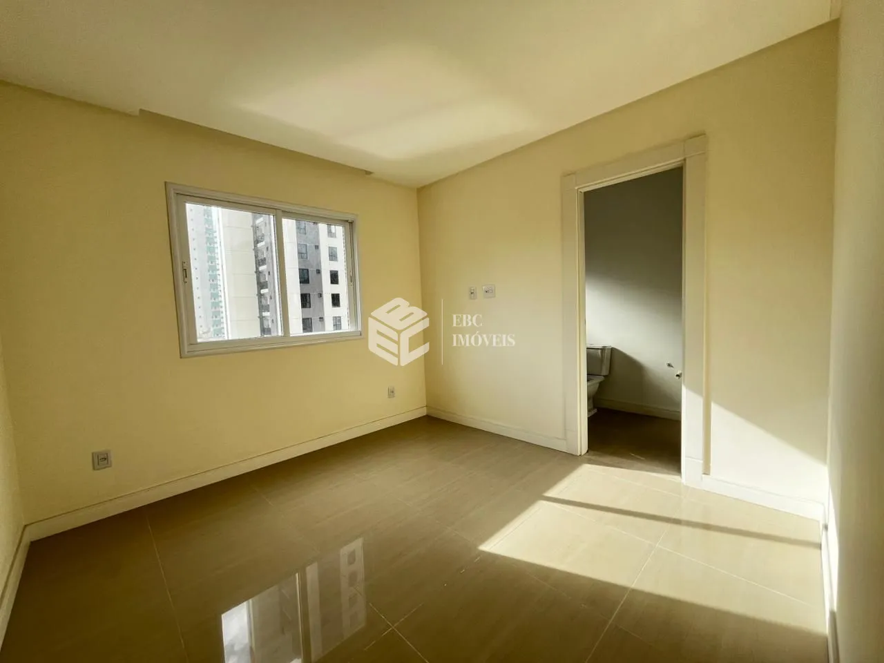 Apartamento com 3 Dormitórios à venda, 136 m² por R$ 2.400.000,00 Apartamento com 3 Dormitórios à venda, 136 m² por R$ 2.400.000,00