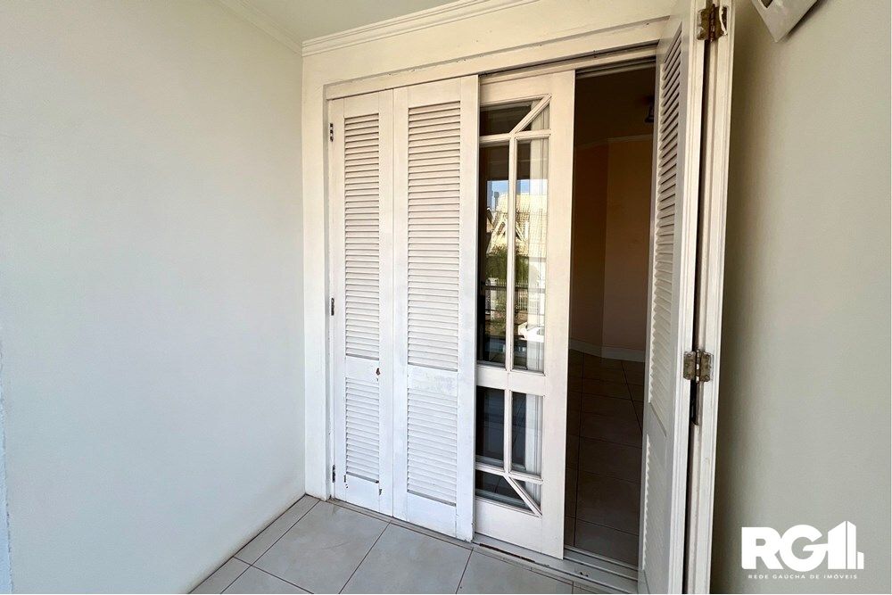 Casa à venda com 4 quartos, 243m² - Foto 2